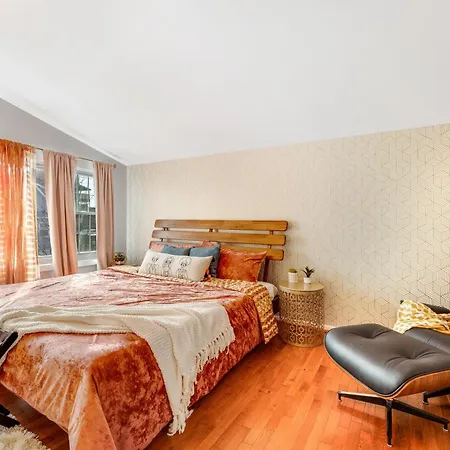 The Logandale: Huge Mid-Century Home, Sleeps 15